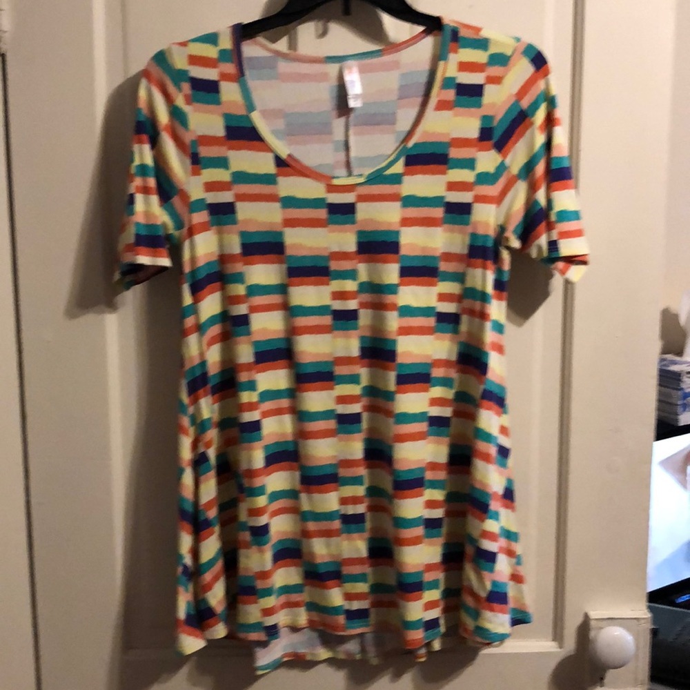 Lularoe perfect tee size medium Great print!!